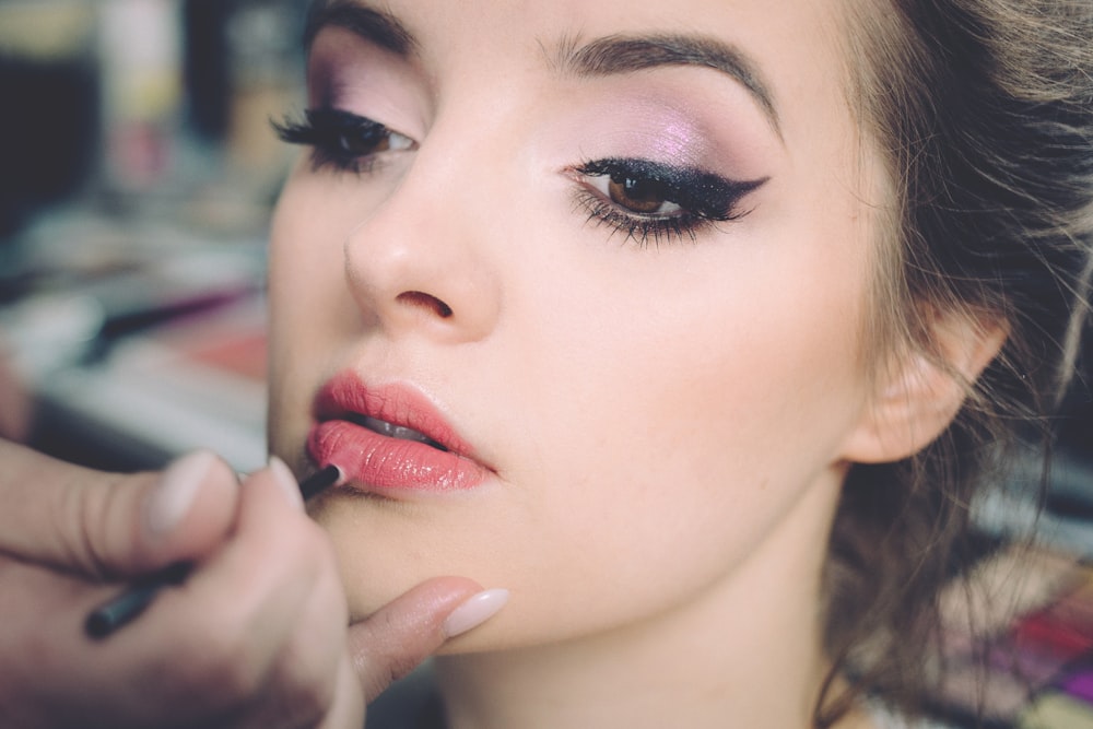 Detalle de labios definidos en un tratamiento de belleza estética